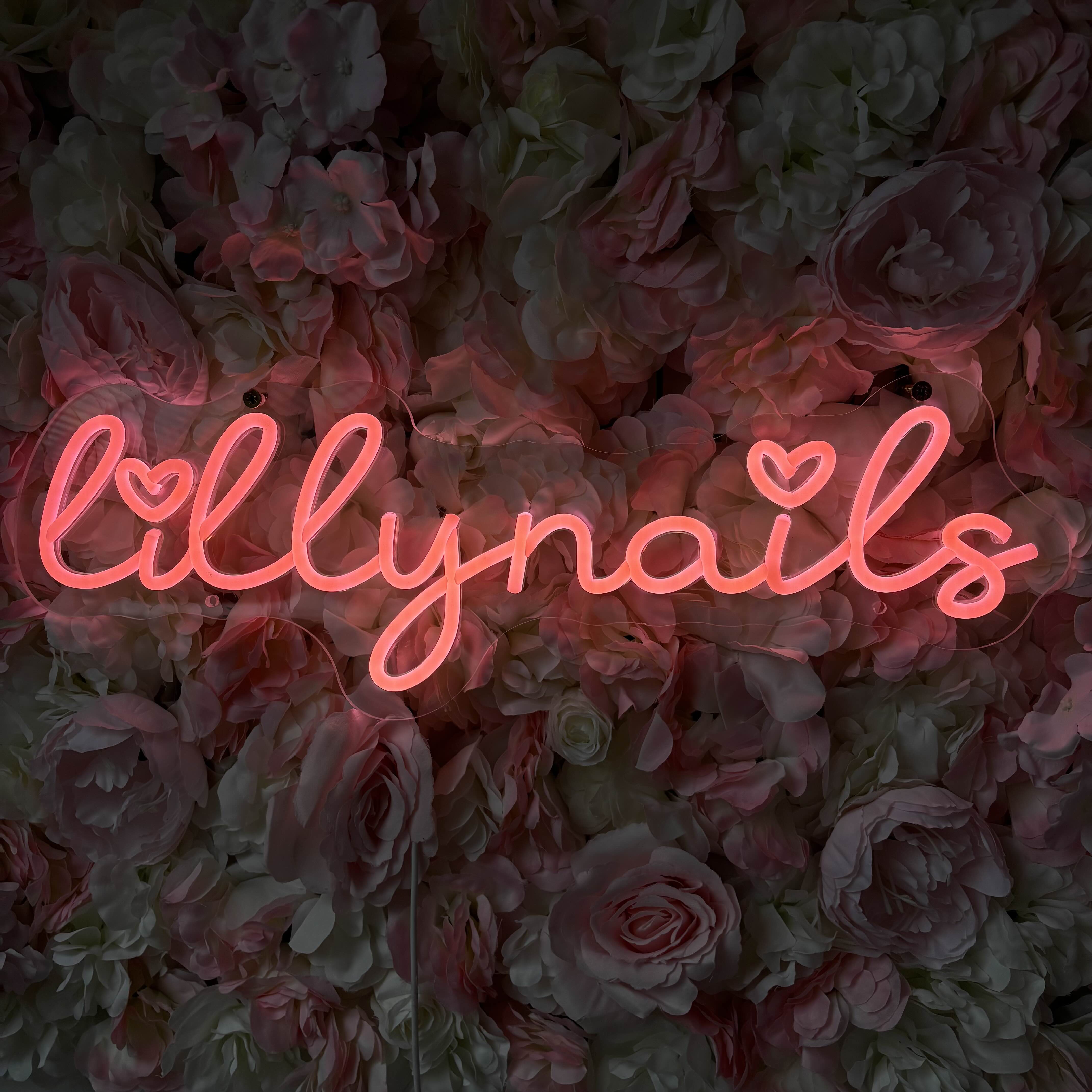 Professionelle Nageldesignerin bei der Arbeit